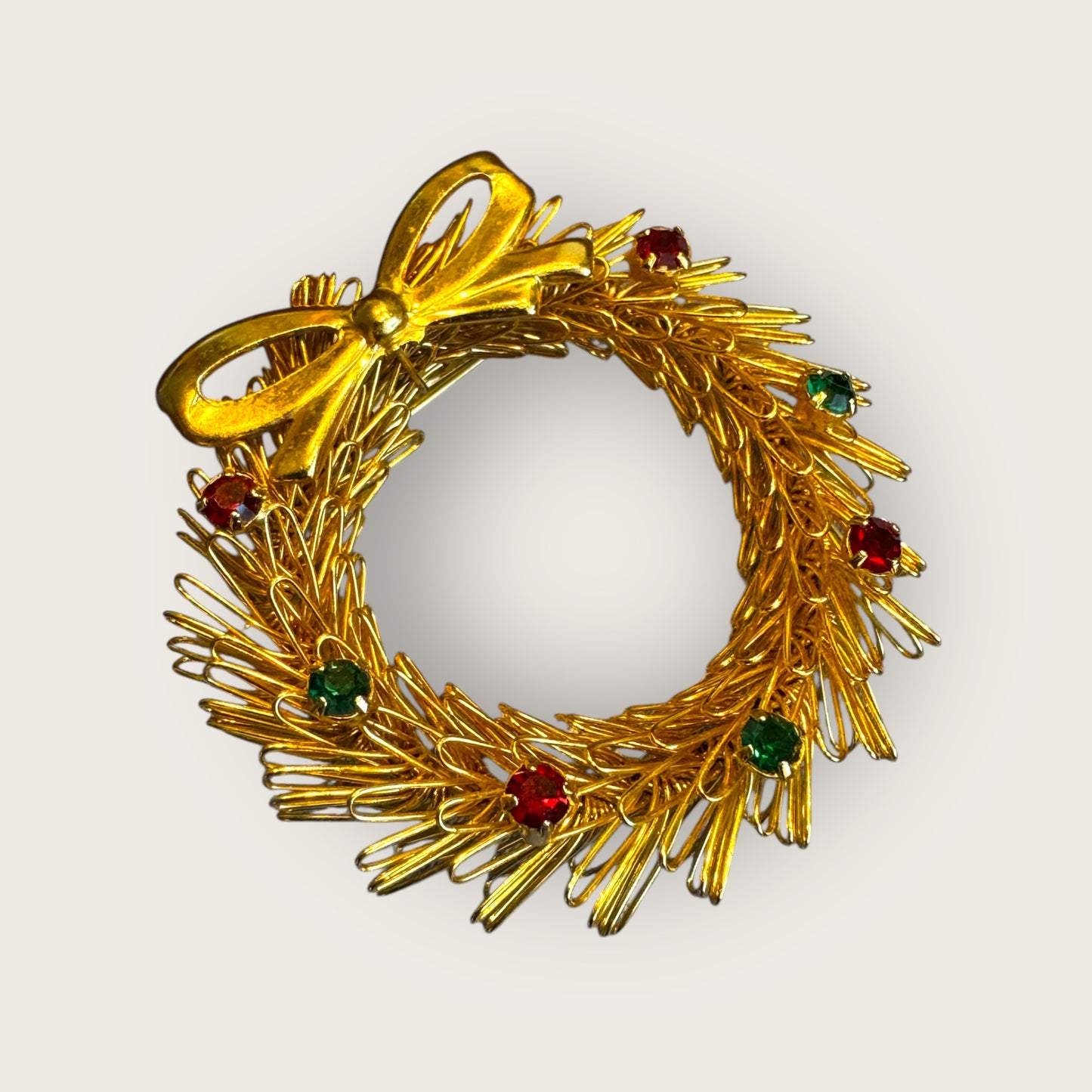Vintage Wire-Wrapped Christmas Tree Brooch – Gold-Tone with Red & Green Rhinestones