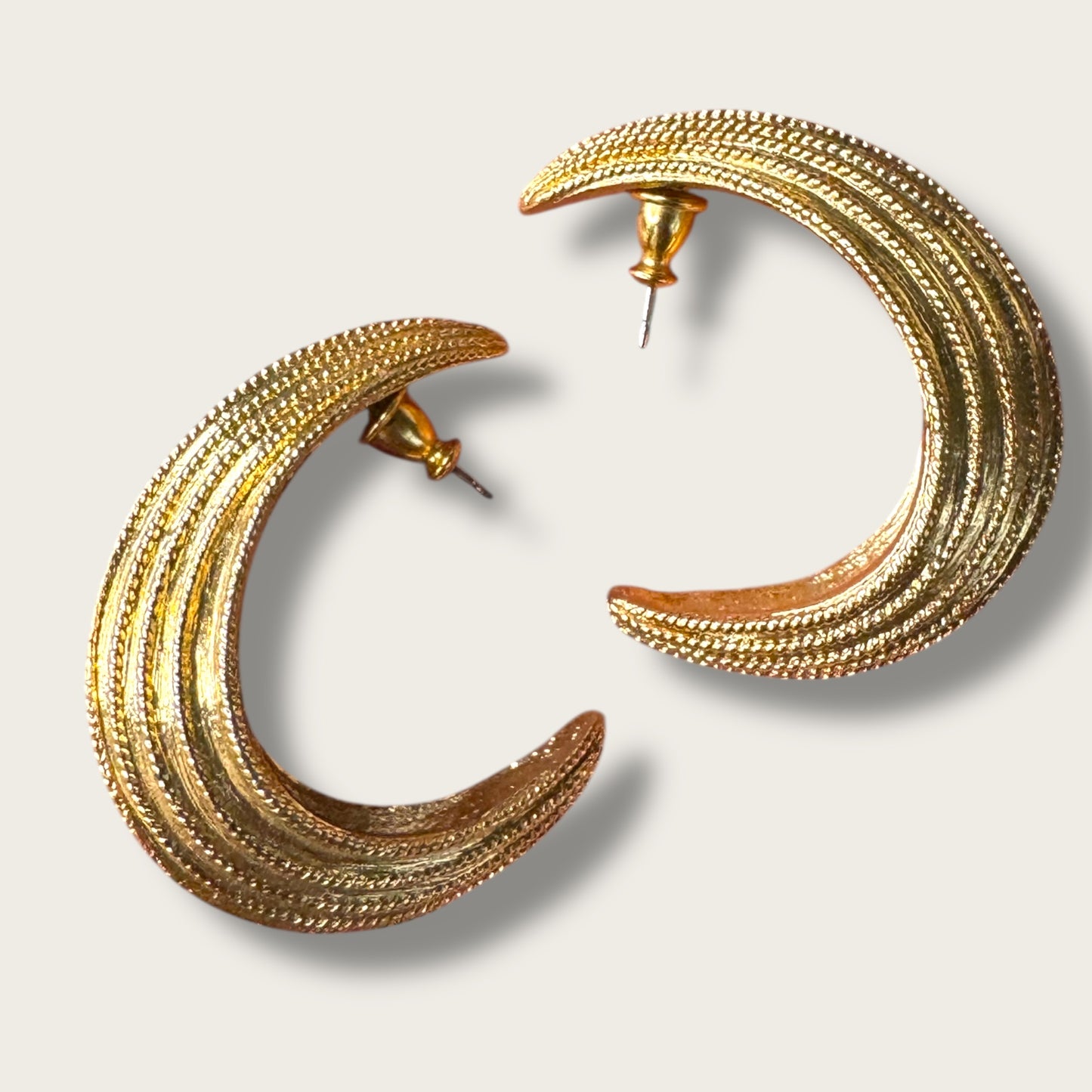 Vintage Napier Textured Gold-Tone Crescent Hoop Earrings – Bold 1980s Statement Design