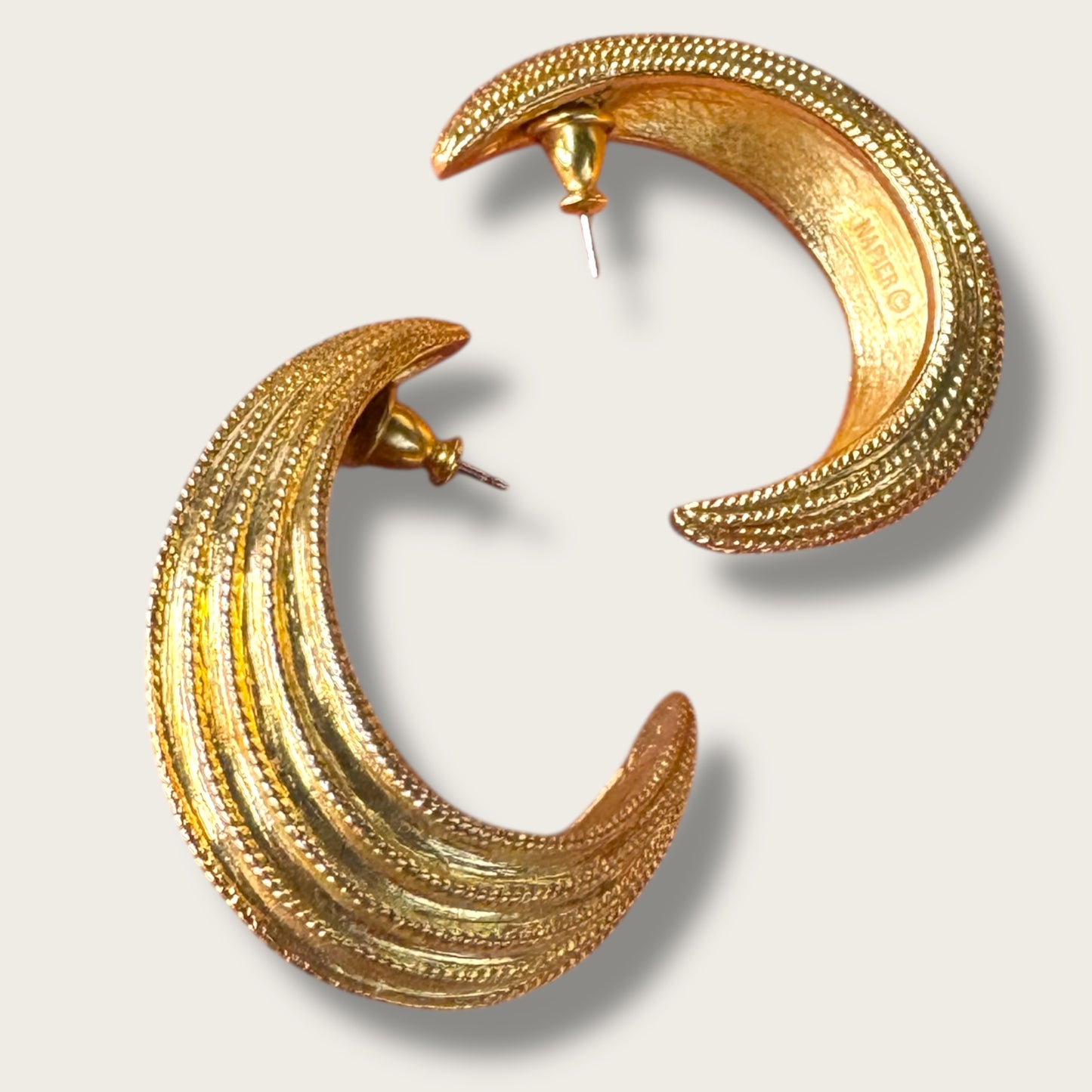 Vintage Napier Textured Gold-Tone Crescent Hoop Earrings – Bold 1980s Statement Design