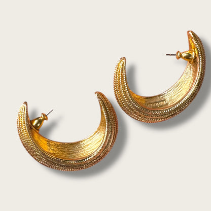 Vintage Napier Textured Gold-Tone Crescent Hoop Earrings – Bold 1980s Statement Design
