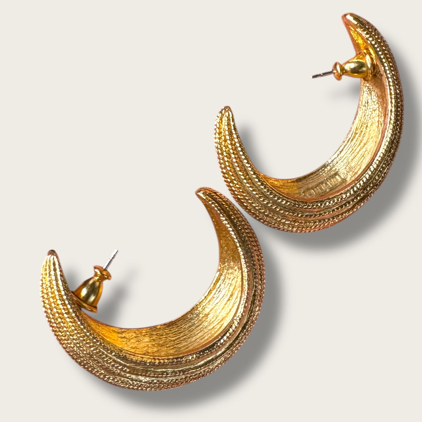 Vintage Napier Textured Gold-Tone Crescent Hoop Earrings – Bold 1980s Statement Design