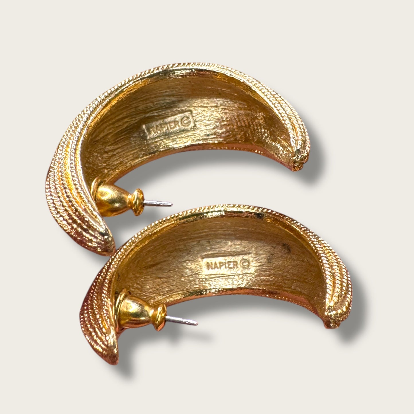 Vintage Napier Textured Gold-Tone Crescent Hoop Earrings – Bold 1980s Statement Design
