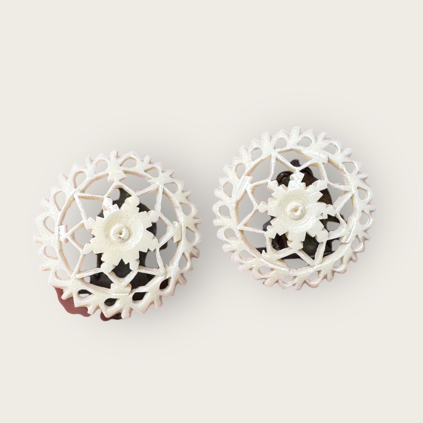 Vintage Carved Celluloid Filigree Floral Earrings – 1920s–1940s Cream Ivorine