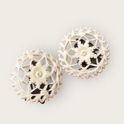 Vintage Carved Celluloid Filigree Floral Earrings – 1920s–1940s Cream Ivorine