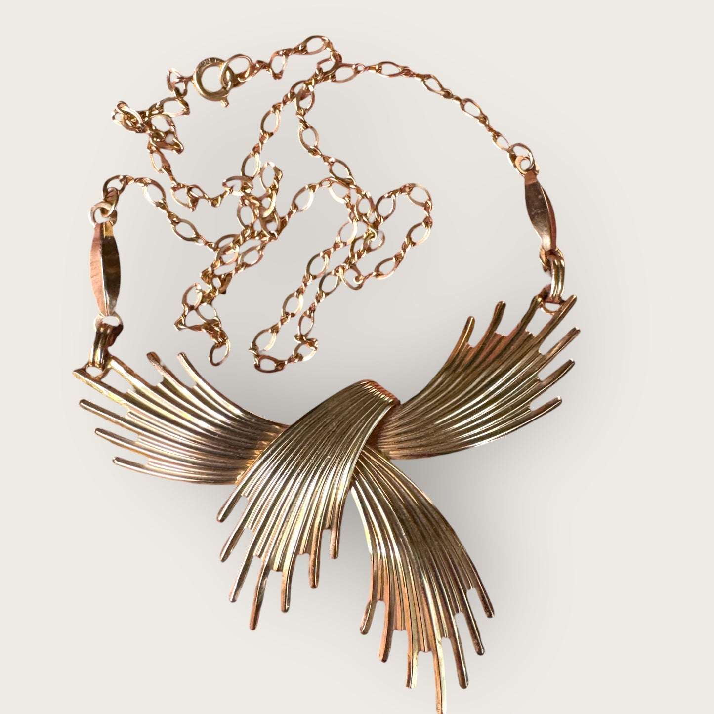 Vintage Loran Sim 14K Gold-Filled Ribbon Crest Necklace – Sculptural Mid-Century Design