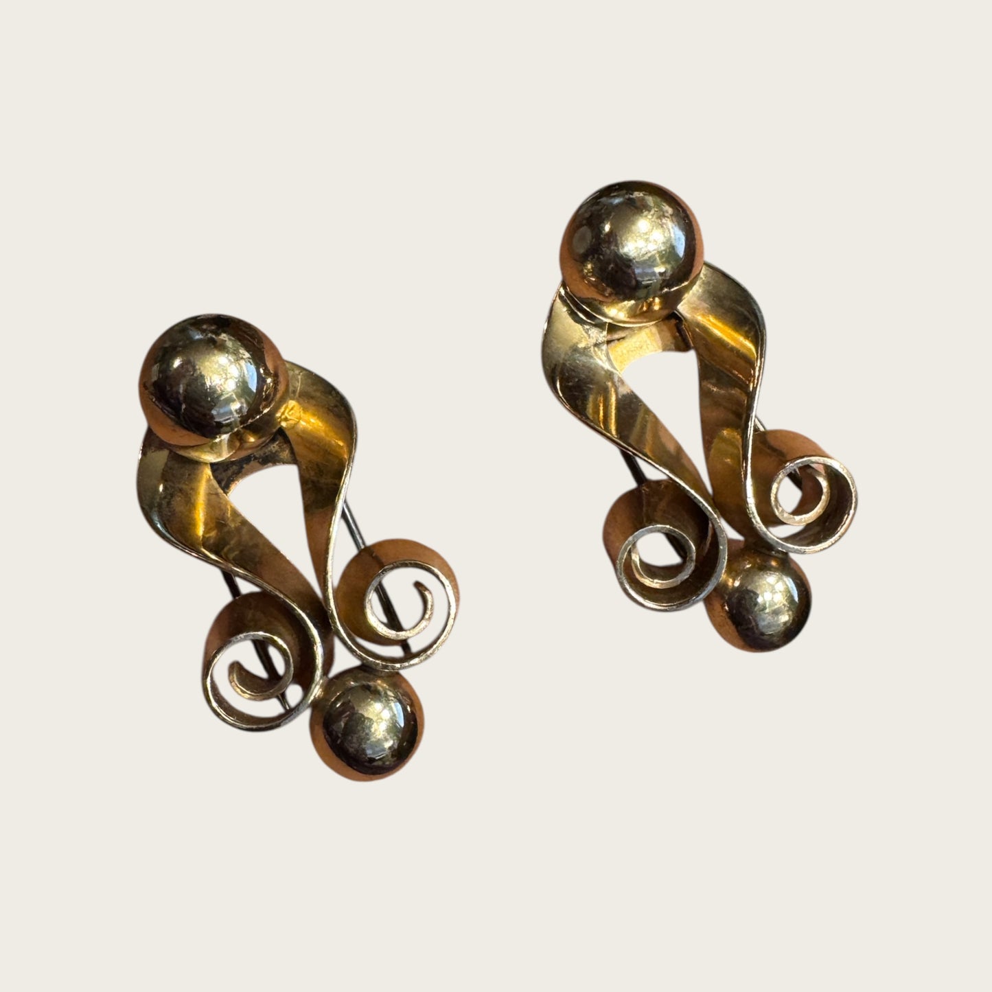 Vintage Napier Sterling Silver Art Moderne Dress Clips – Sculptural Ribbon Swirl Pair (c. 1939–1943)