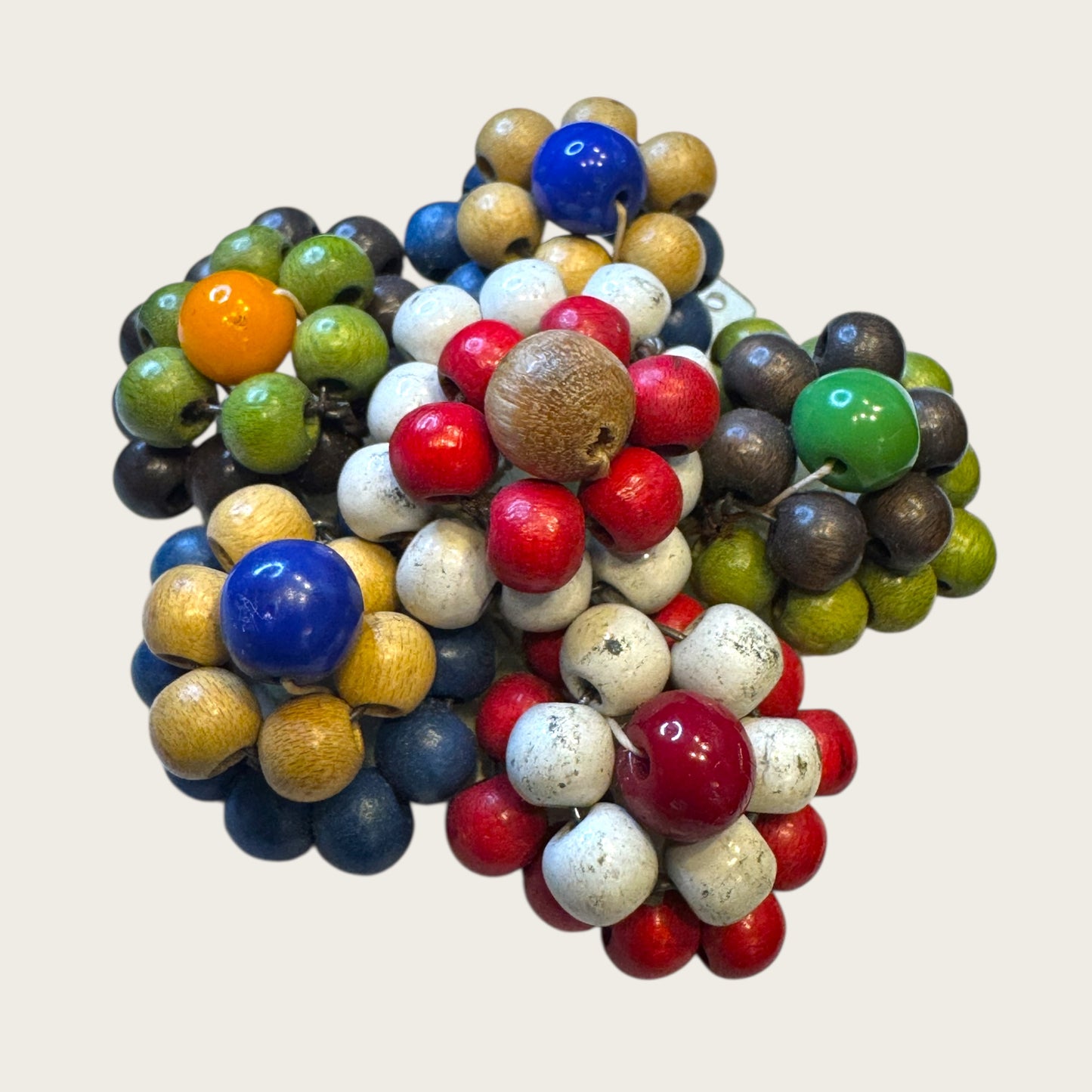 Antique 1930s Wooden Bead Floral Brooch – Hand-Woven Folk Art on Early Plastic Plate (Unsigned)Antique 1930s Wooden Bead Floral Brooch – Hand-Woven Folk Art on Early Plastic Plate (Unsigned)