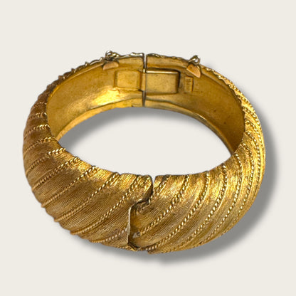 Vintage Crown Trifari Textured Gold Oval Cuff Bracelet – Bold Mid-Century Statement