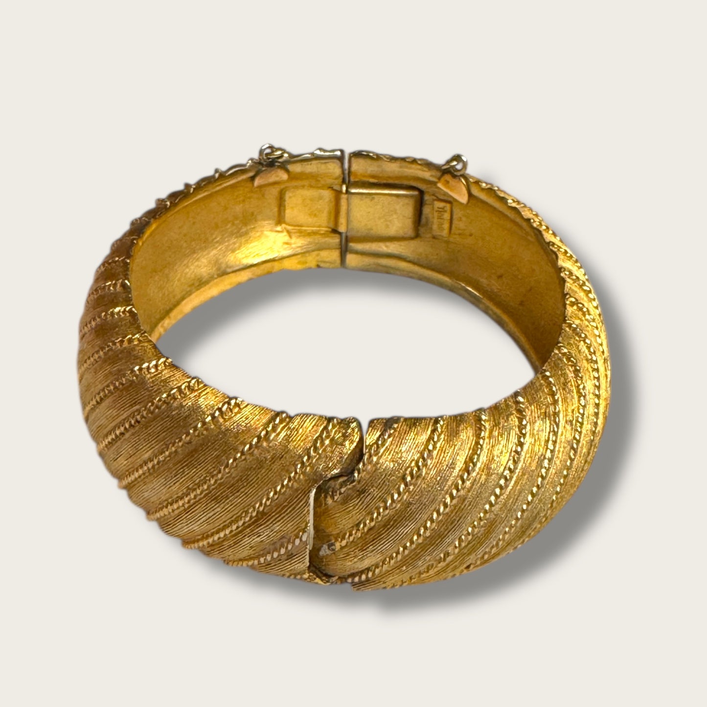 Vintage Crown Trifari Textured Gold Oval Cuff Bracelet – Bold Mid-Century Statement