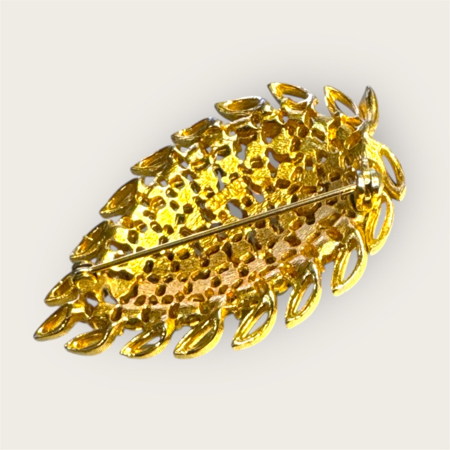 Vintage Lisner Gold Tone Green Rhinestone Leaf Brooch – Peridot Crystal Mid-Century Statement Pin