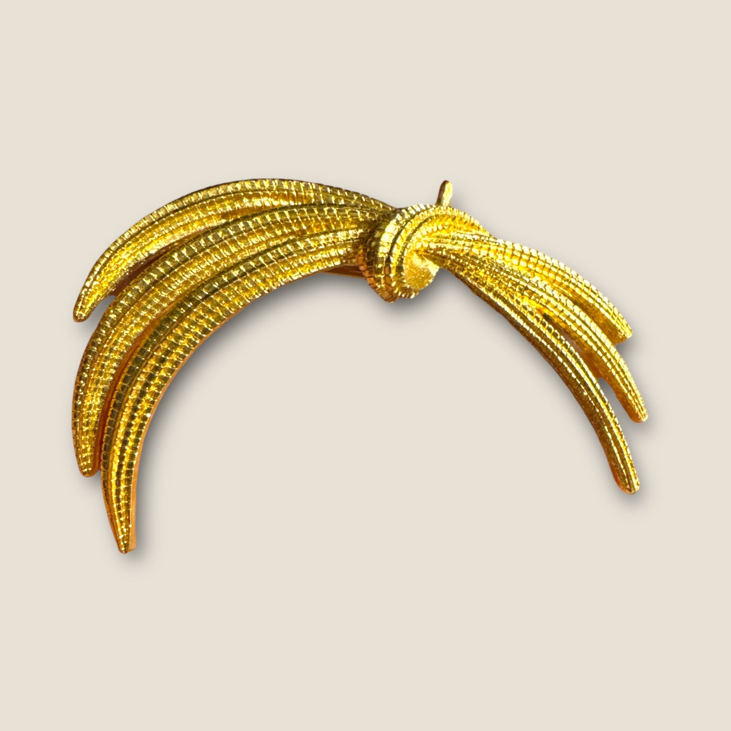 Vintage Monet Textured Wheat Sheaf Brooch – Gold-Tone Sculptural Knot Pin