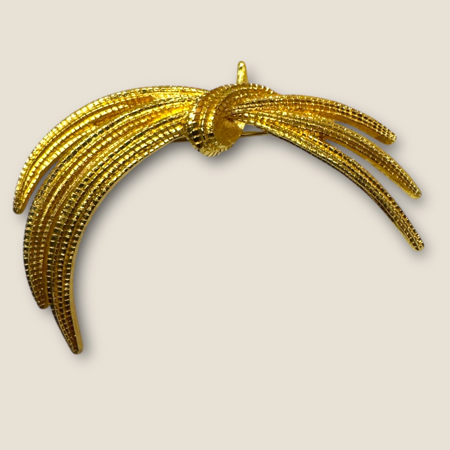 Vintage Monet Textured Wheat Sheaf Brooch – Gold-Tone Sculptural Knot Pin