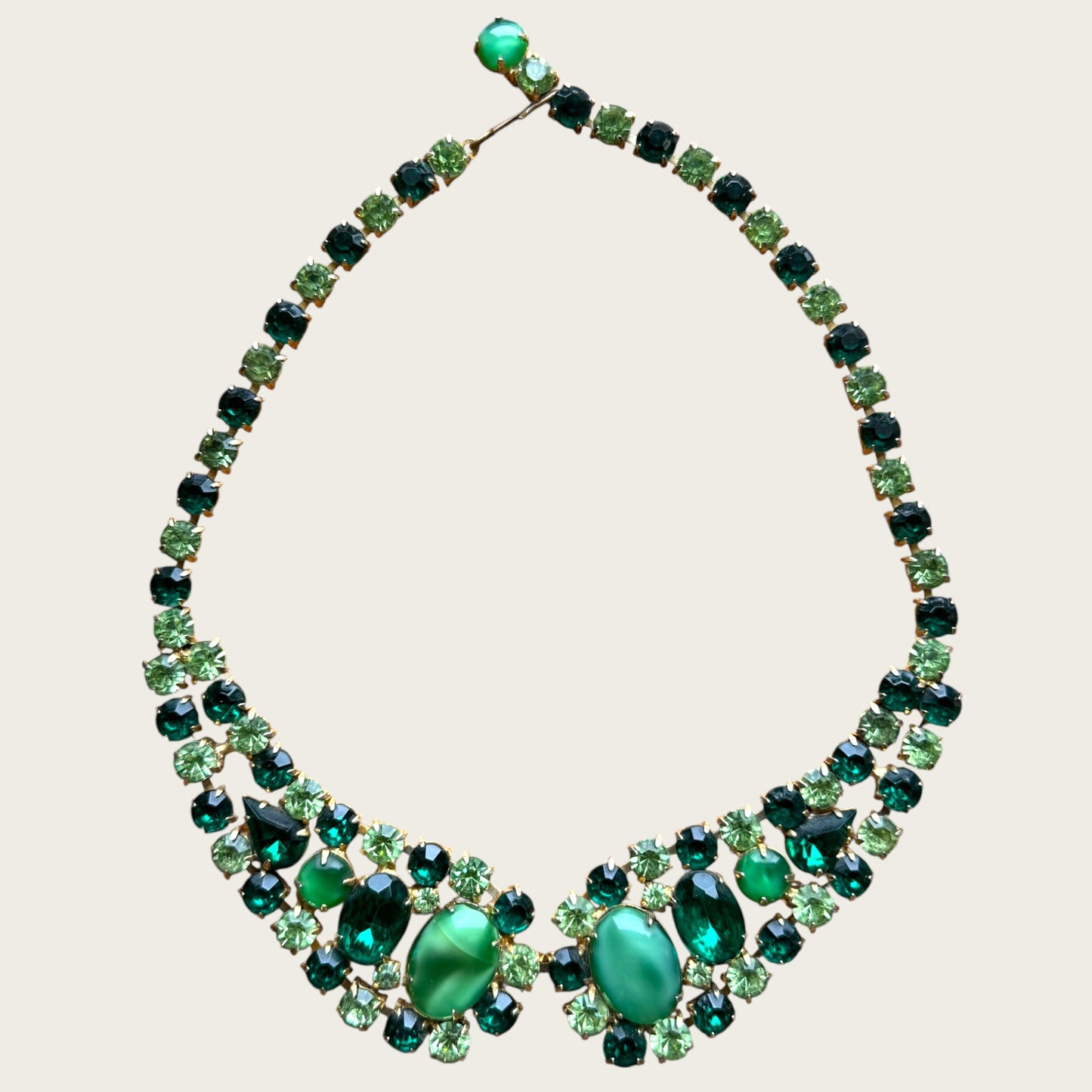 Vintage Emerald Radiance – Mid-Century Uranium Rhinestone Statement Necklace