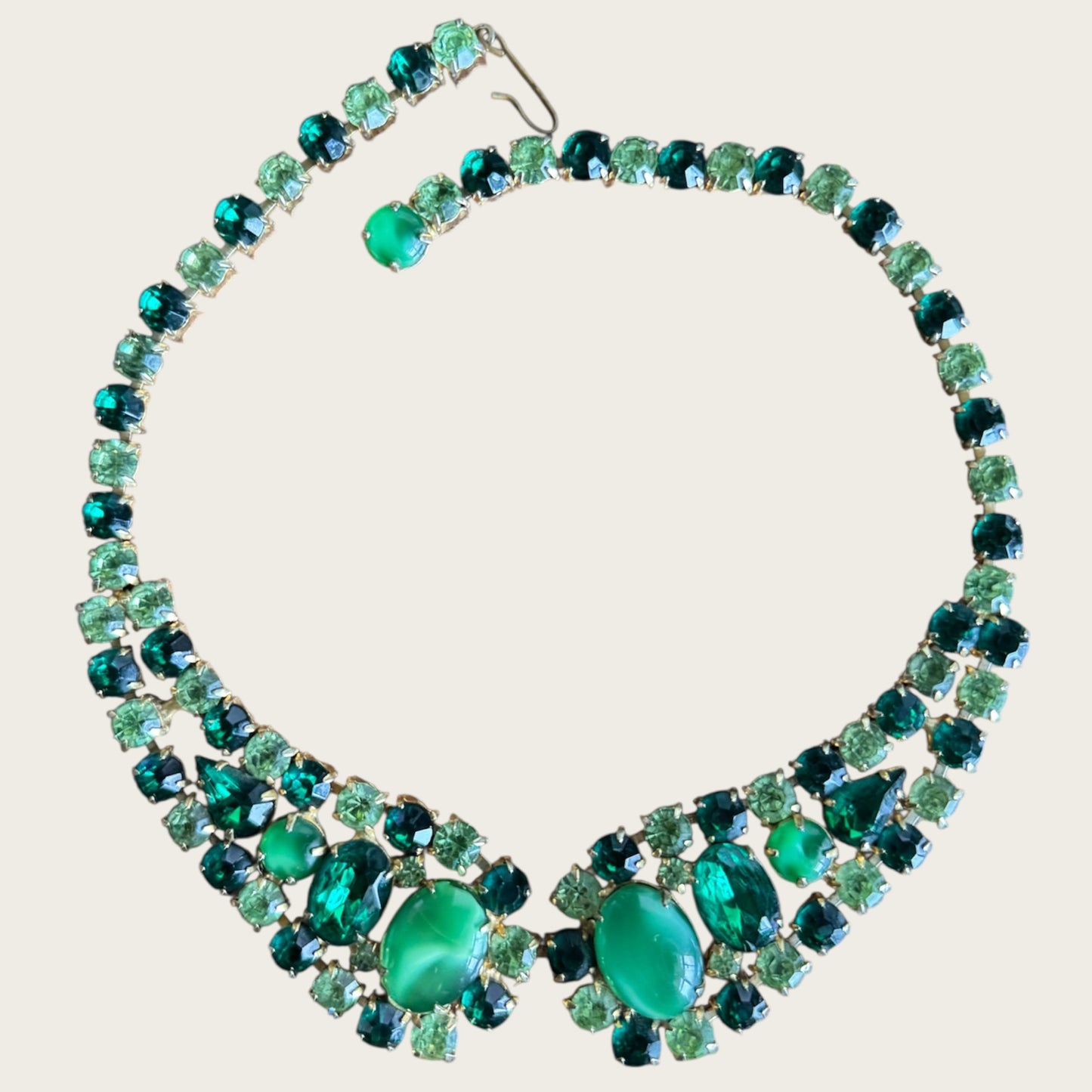 Vintage Emerald Radiance – Mid-Century Uranium Rhinestone Statement Necklace