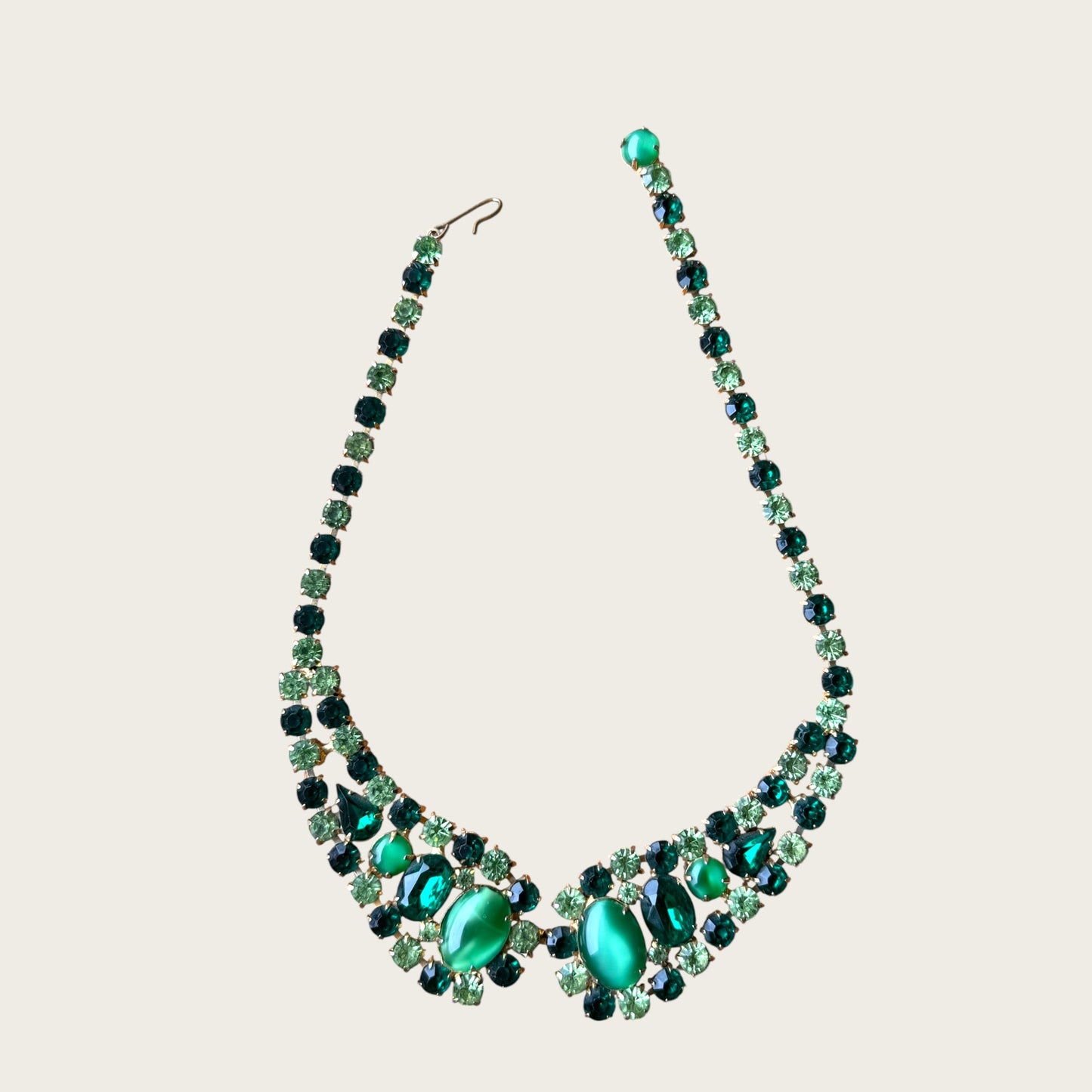 Vintage Emerald Radiance – Mid-Century Uranium Rhinestone Statement Necklace