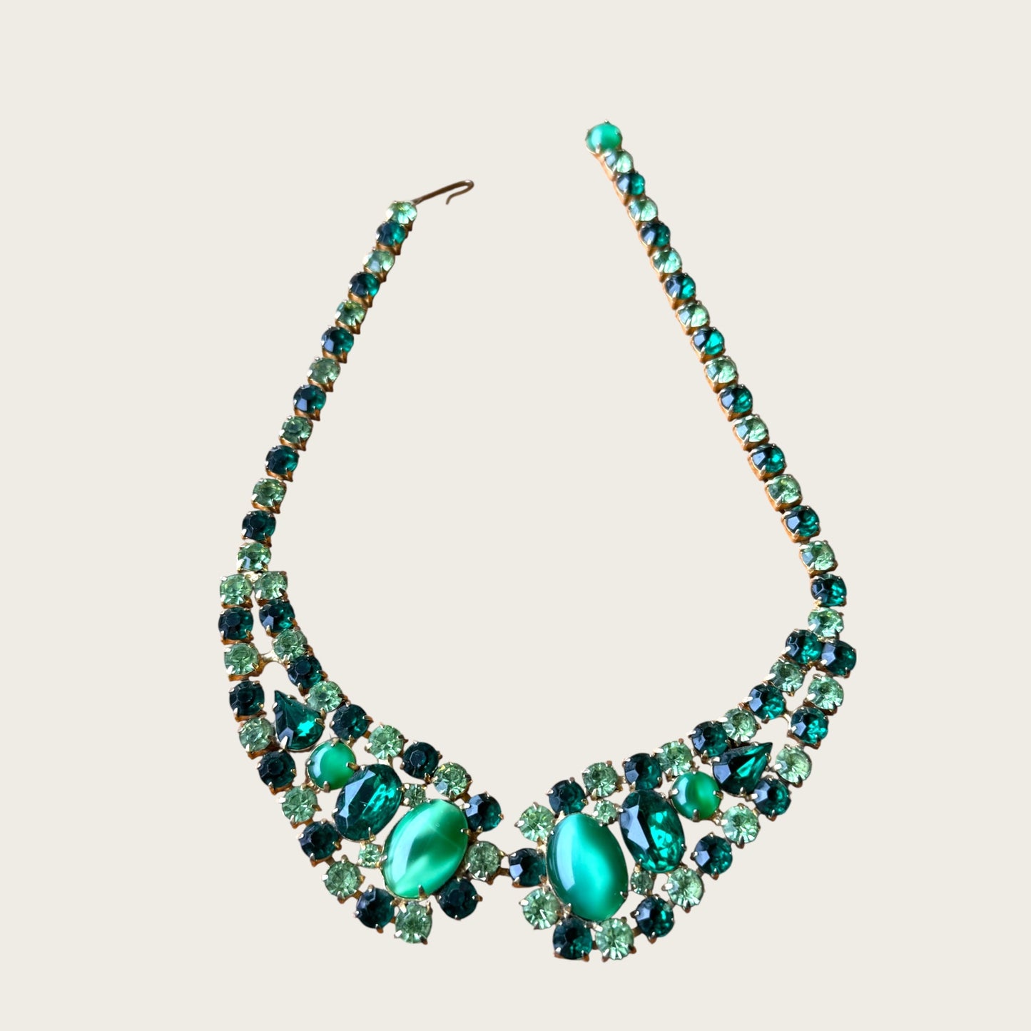 Vintage Emerald Radiance – Mid-Century Uranium Rhinestone Statement Necklace