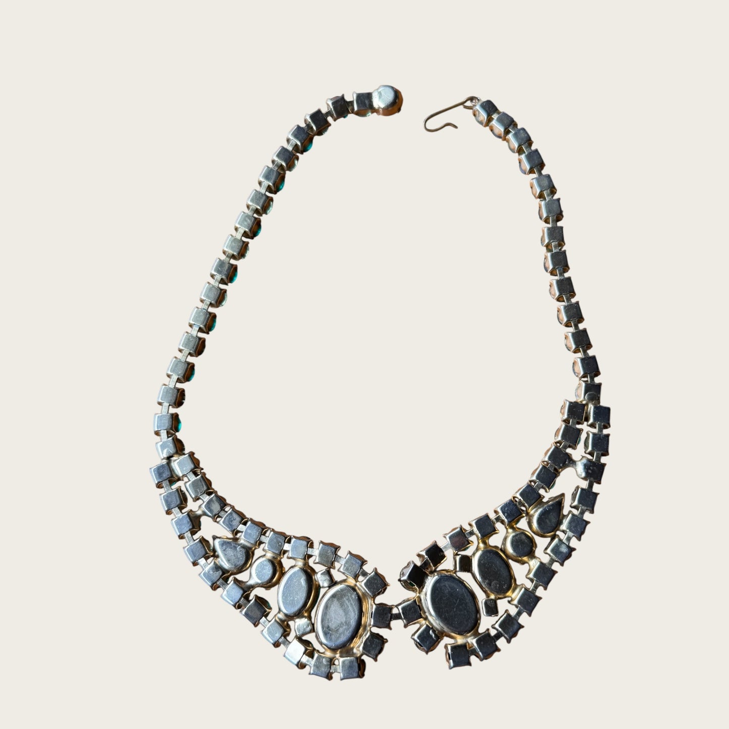 Vintage Emerald Radiance – Mid-Century Uranium Rhinestone Statement Necklace