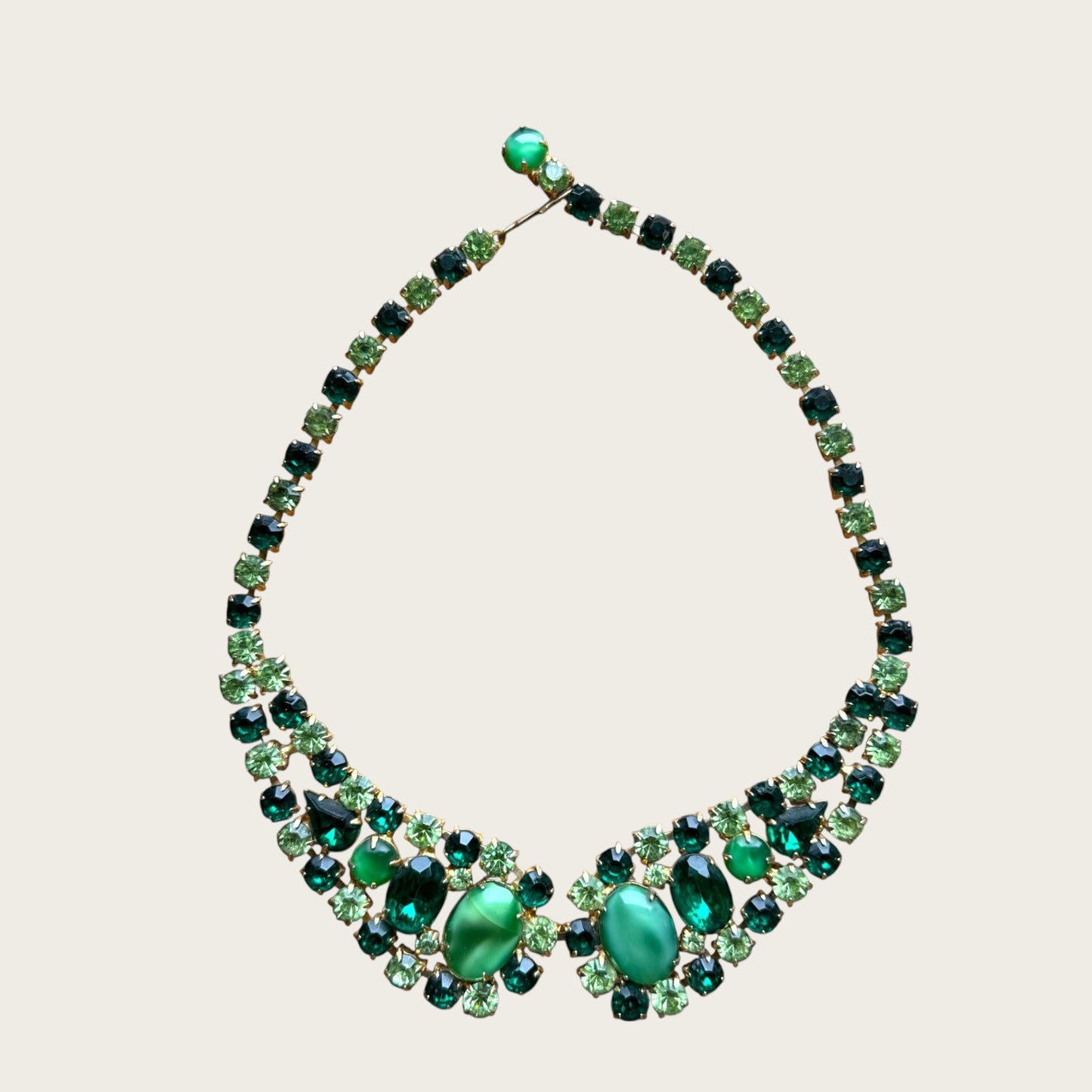 Vintage Emerald Radiance – Mid-Century Uranium Rhinestone Statement Necklace