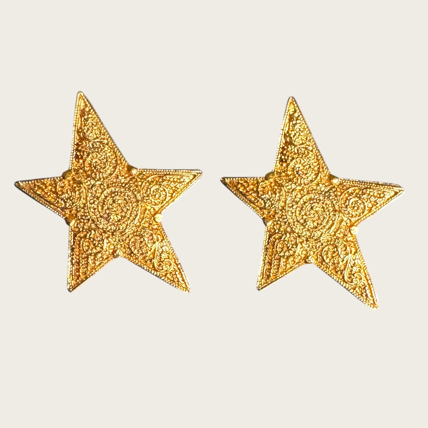 Vintage Five-Point Star Scrollwork Clip-On Earrings – Granulated Texture Gold Tone
