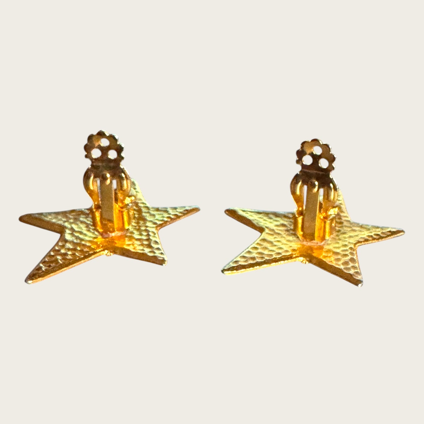 Vintage Five-Point Star Scrollwork Clip-On Earrings – Granulated Texture Gold Tone