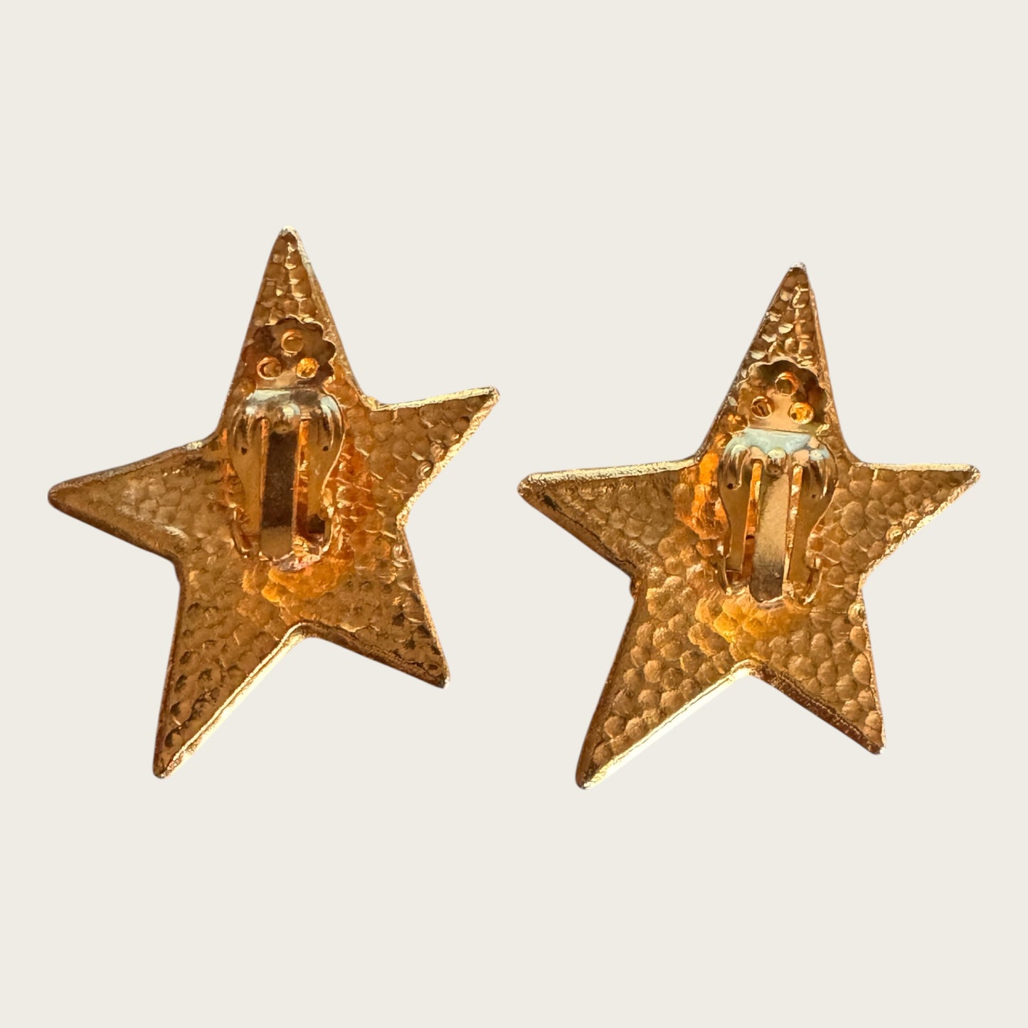 Vintage Five-Point Star Scrollwork Clip-On Earrings – Granulated Texture Gold Tone