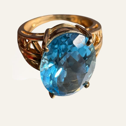 Vintage 14K Gold Oval Blue Topaz Statement Ring