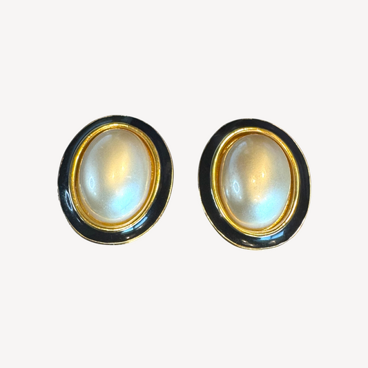 Vintage Carol Lee Oval Clip-On Earrings – Faux Pearl Cabochons with Black Enamel & Gold Trim