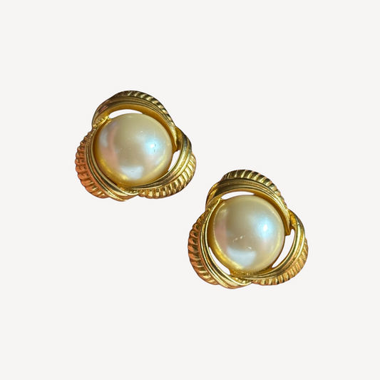 Vintage Sarah Coventry gold tone faux pearl clip-on earrings – 1960s mid-century classic
